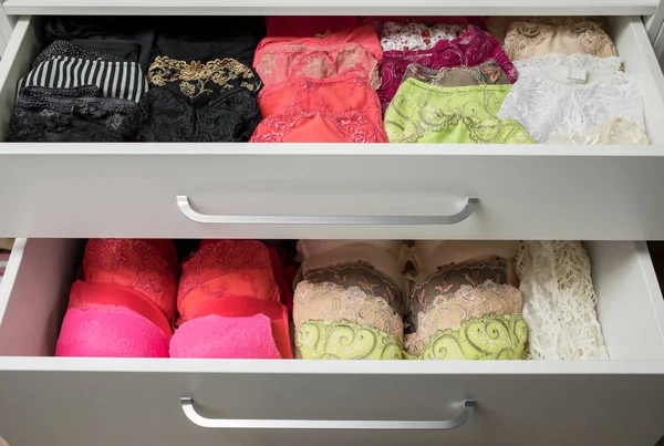 Renkli iç çamaşırı çekmecesinde — Stok fotoğraf
