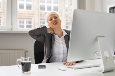 Kadın ona boyun ağrısı tutarak ofis