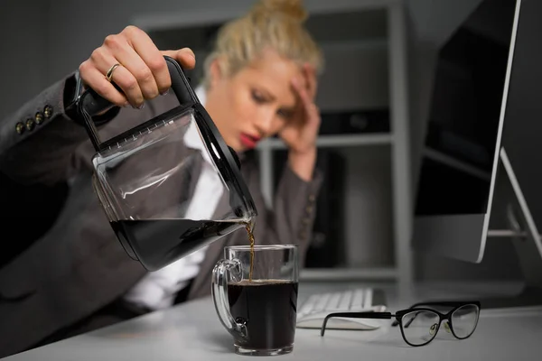Frau gießt Kaffee in Tasse — Stockfoto