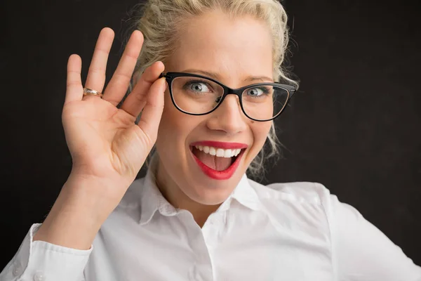 Kreativ person hålla glasögon — Stockfoto
