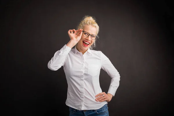 Kvinna visar upp hennes nya glasögon — Stockfoto