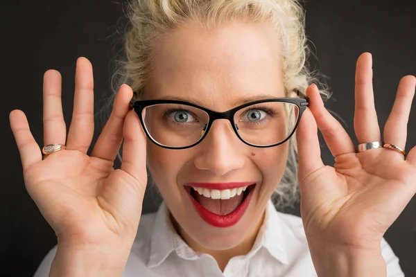 Kvinna med nya glasögon — Stockfoto