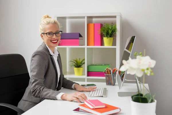 Счастливая деловая женщина работает в офисе — стоковое фото
