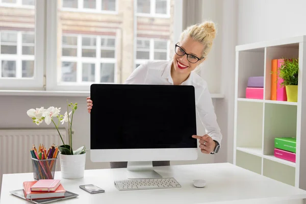 Woman presenting something on computer — Stock Photo, Image