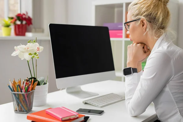 Frau arbeitet am Computer — Stockfoto