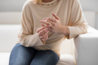 Düğün yüzüğünü alarak kadın