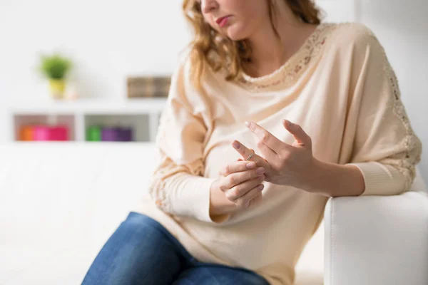 Vrouw in echtscheiding opstijgen haar trouwring — Stockfoto