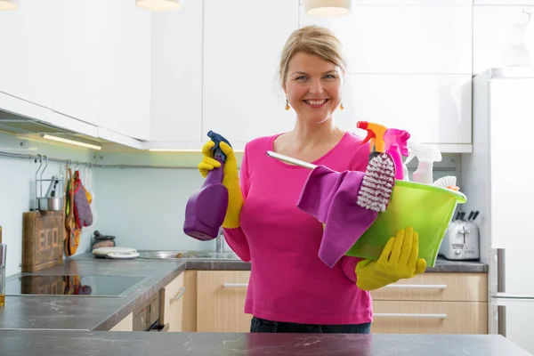 Woman getting ready for spring cleaning — Stock Photo, Image