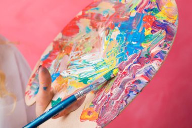 Ressam gösteren renkli boya paleti