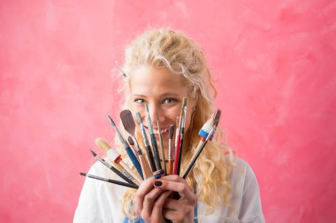 Boya fırçaları saklanıyor kadın