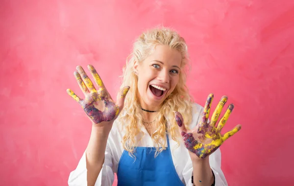 Gelukkig schilder met verf op haar handen — Stockfoto