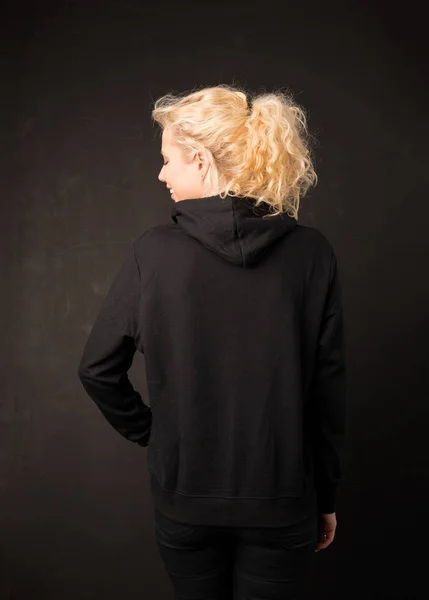 Kvinnan i svart hoodie från baksidan — Stockfoto