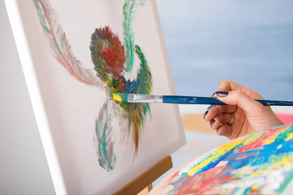 Mulher artista pintando um quadro — Fotografia de Stock