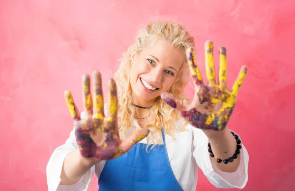 Artystka z farby na jej ręce — Zdjęcie stockowe
