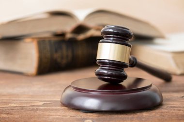 Tokmak ve açık kitap