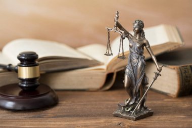 Themis heykeli, kitaplar ve tokmak ahşap tablo