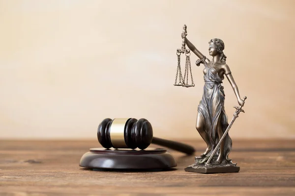 Themis standbeeld en hamer op de houten tafel — Stockfoto