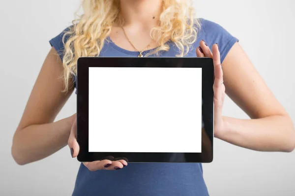 Persona sosteniendo la tableta de pantalla en blanco en manos — Foto de Stock