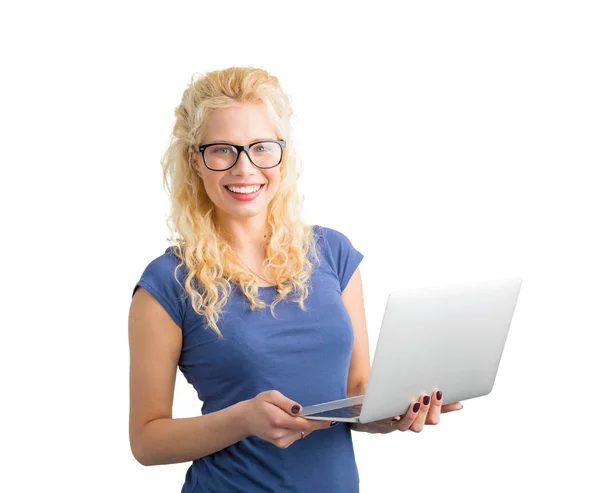 Kvinnan arbetar på handdator och leende — Stockfoto