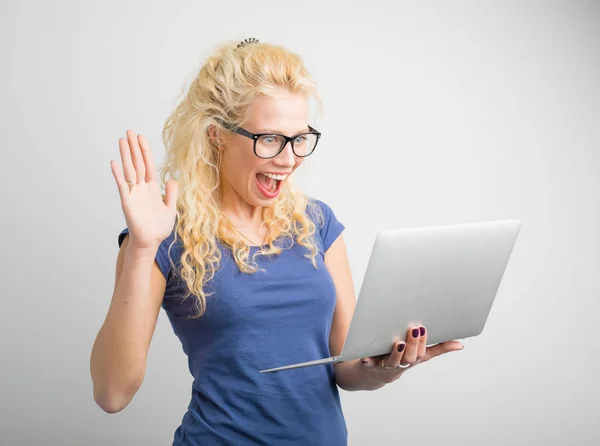 Жінка з однією рукою вгору дивиться на комп'ютер — стокове фото
