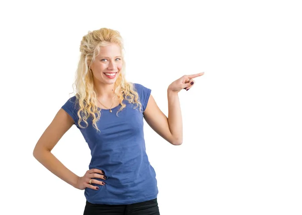 Žena ukazuje na něco svým prstem a s úsměvem — Stock fotografie