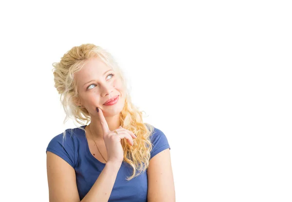 Mujer creativa pensando y sonriendo —  Fotos de Stock