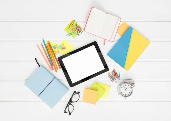 Ferramentas de trabalho de escritório criativo em fundo branco — Fotografia de Stock