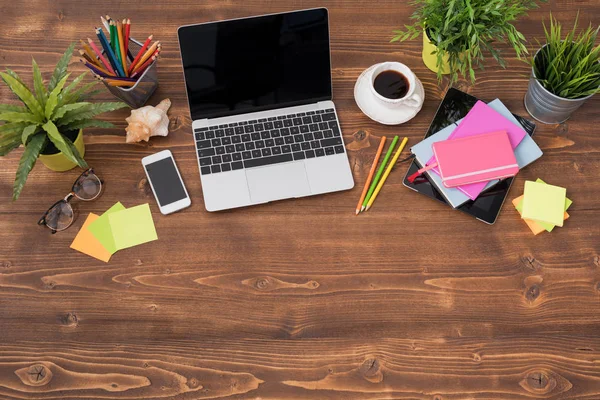 Table en bois dans le bureau avec la technologie moderne — Photo