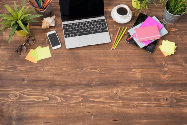Trä office bord med teknik och kontorsmateriel — Stockfoto
