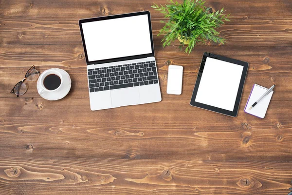 Computador portátil e tablet sobre fundo de madeira — Fotografia de Stock