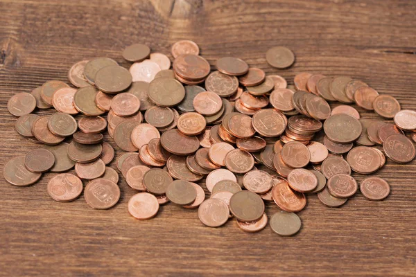 Molte monete su sfondo di legno — Foto Stock