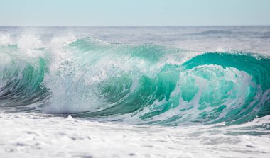 Sahilde büyük okyanus dalgası