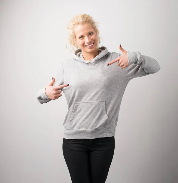 Vrouw in grijze hoodie, mockup voor logo of ontwerp huisstijl — Stockfoto