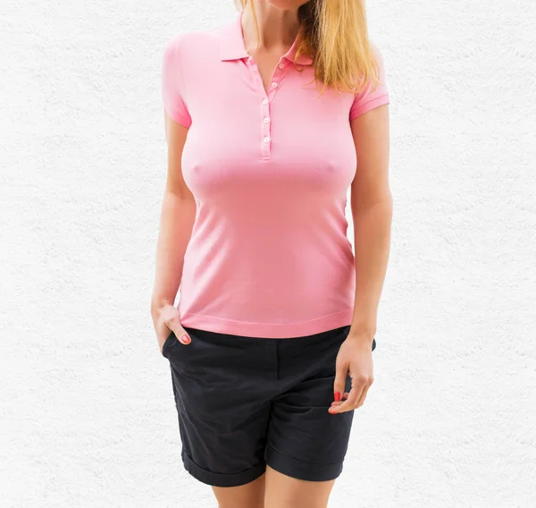 Сексуальная женщина в бледно-розовой рубашке-поло, макет для собственного дизайна — стоковое фото