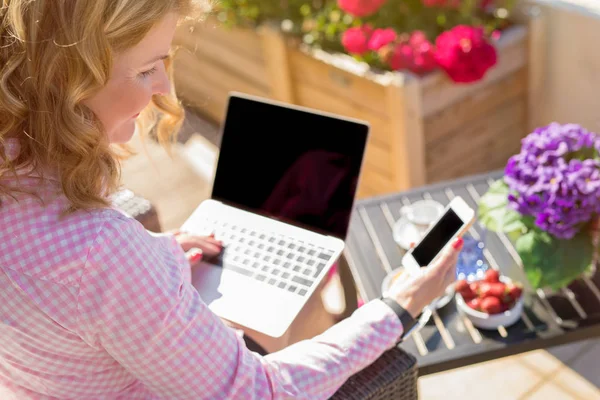 Femme utilisant des gadgets technologiques — Photo