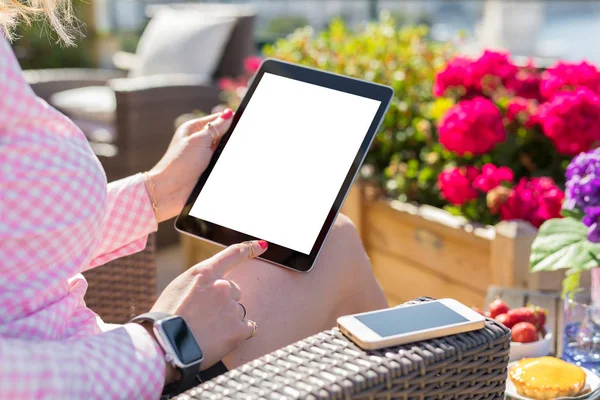 Mujer usando tableta con pantalla blanca en blanco —  Fotos de Stock
