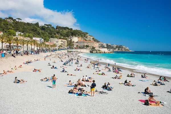Gens Se Faire Bronzer Sur La Plage à Nice France Photo