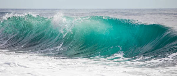 Turquoise blauwe Golf in de zee — Stockfoto