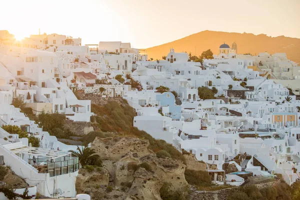 Nascer do sol na bela cidade de Oia em Santorini — Fotografia de Stock