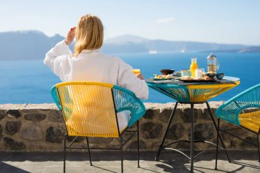Kadının sabah Santorini daki lüks otel