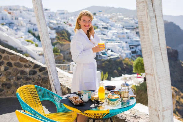 Žena se těší ráno v luxusním hotelu v Santorini — Stock fotografie