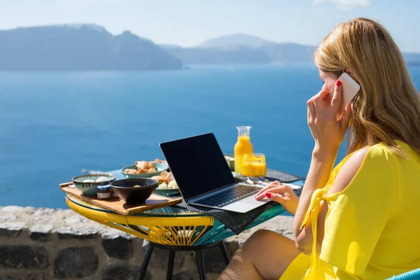 Woman working while on vacation in Mediterranean — Stock Photo, Image
