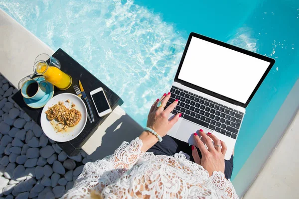 Femme travaillant avec un ordinateur portable par une baignoire extérieure — Photo