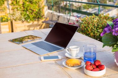 Çalışma alanı açık havada dizüstü bilgisayar, tablet ve cep telefonu ile ilham verici