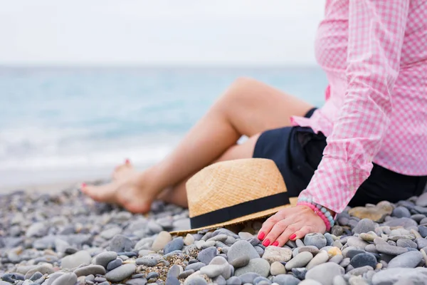 Mujer sentada junto al mar — Foto de Stock