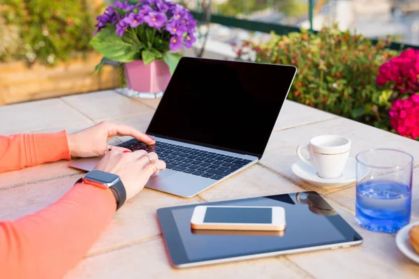 Woman working with tech gadgets outdoors — Stock Photo, Image