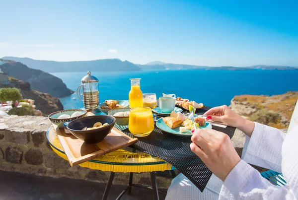 Žena s lahodnou snídani v středomořské léto — Stock fotografie