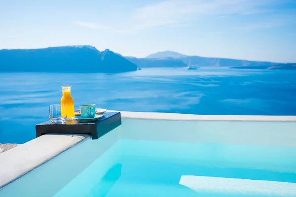 Piscina e refrescante suco de laranja e lanches — Fotografia de Stock