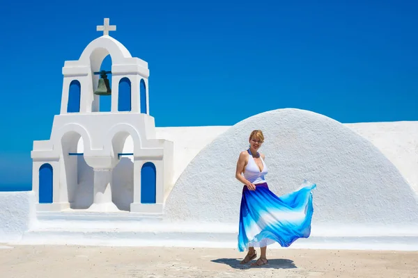 Mulher dançando na ilha de Santorini, Grécia — Fotografia de Stock