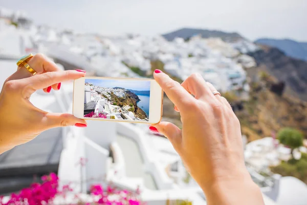 Touriste prenant des photos de Santorin avec téléphone portable — Photo